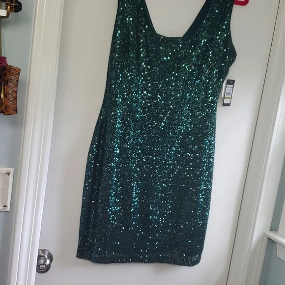 green emerald velvet dress Green Sequin Dress: Women's Christmas Outfits